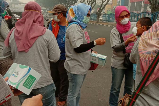 FJPI Riau membagikan masker ke masyarakat di Pasar Pusat Sudirman dan Rumbai.