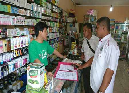 Kasat Narkoba Akp Nurman saat mengecek toko obat yang ada di Kuansing.