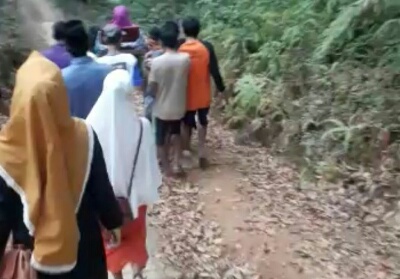 Seorang ibu hamil di Kecamatan Panggarangan, Kabupaten Lebak, Bangen, ditandu ke puskesmas sejauh 7 kilometer karena jalan rusak. 
