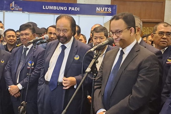 Ketua Umum Partai Nasdem Surya Paloh (kiri) dan bakal Capres 2024 Nasdem Anies Baswedan (kanan) saat menghadiri acara perayaan HUT Nasdem yang ke-11 di JCC, Senayan, Jakarta Pusat, Jumat (11/11/2022)