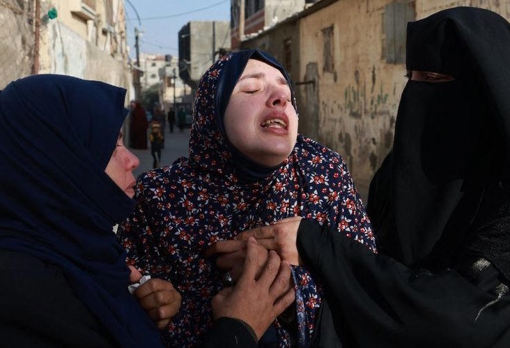 Rania Abu Anza (tengah) ibu dari bayi kembar Naeem dan Wissam, yang terbunuh dalam serangan udara Israel semalam, meratapi kematian mereka menjelang pemakaman mereka di Rafah di Jalur Gaza selatan pada tanggal 3 Maret 2024, saat konflik antara Israel dan kelompok militan Palestina, Hamas, terus berlanjut. (AFP/MOHAMMED ABED)