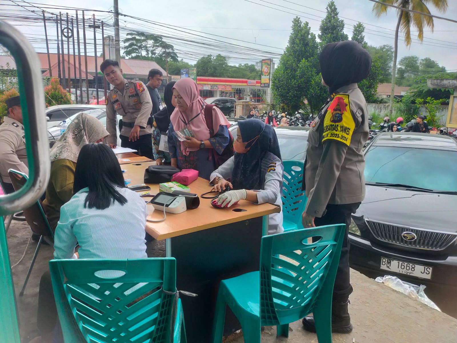 Dokkes Polresta Pekanbaru mengecek kesehatan anggota pengamanan di gudang KPU (foto/ist)
