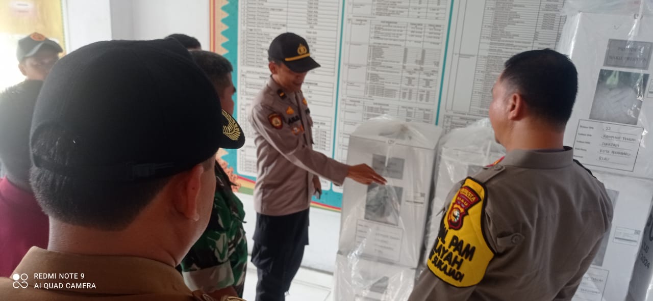 Wakapolresta Pekanbaru saat memantau pendistribusian logistik Pemilu 2024 di Kecamatan Sukajadi.(foto: istimewa)