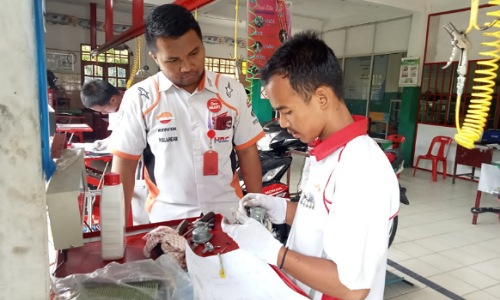 Siswa SMK Binaan Honda sedang melakukan Uji Kompetensi Keahlian di SMK Teknologi Balam yang di awasi langsung oleh Tim Assesor Honda yang ditunjuk langsung dari Main Dealer PT CDN Riau.(foto: istimewa)