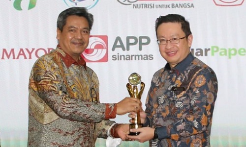 Dirjen Industri Agro Kemenperin, Putu Juli Ardika menyerahkan penghargaan kepada Head of Government Relations APRIL, Henky Setiawan Budyanto.(foto: istimewa)