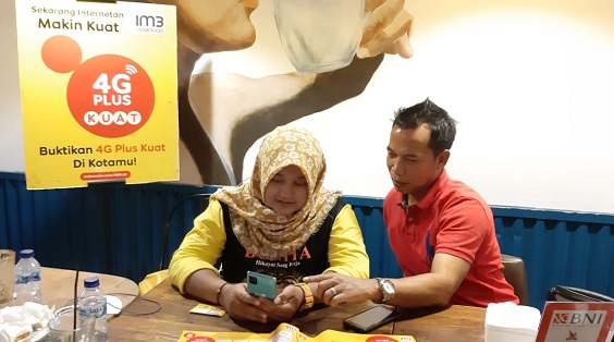 Pelanggan 4G Plus Indosat Ooredoo saat berselancar di dunia maya