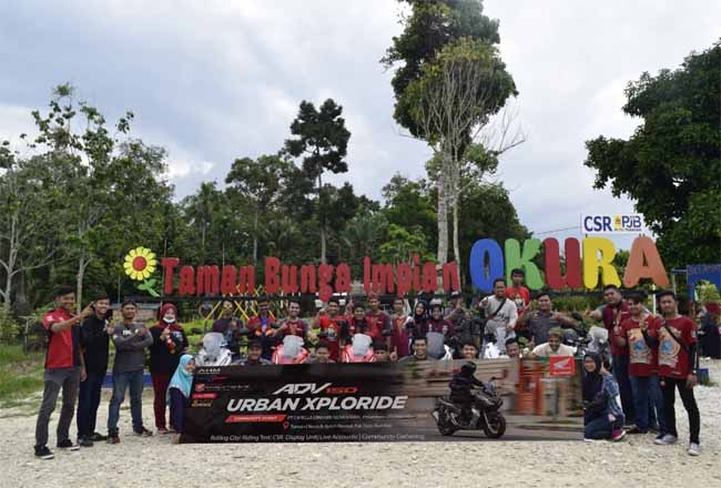 Para Bikers yang tergabung gak komunitas Hobiku foto bersama di Wisata Okura Pekanbaru usai bersih-bersih dan taman bibit bunga. 