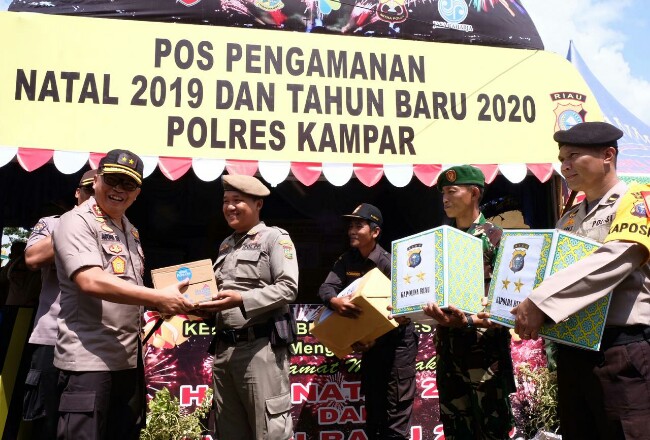 Kapolda Riau memberikan bantuan makanan dan minuman kepada personel gabungan.