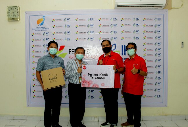 Manager Branch Dumai Telkomsel Hasanul Haq (dua kanan) bersama Manager Network Service Dumai Telkomsel I Putu Eka Udayana Rudita (kanan) secara simbolis menyerahkan bantuan ventilator kepada Pihak Rumah Sakit Pertamina Dumai.