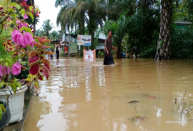 Banjir yang melanda dua desa di Kecamatan Rambah Samo, akibat meluapnya Sungai Dua Indah.
