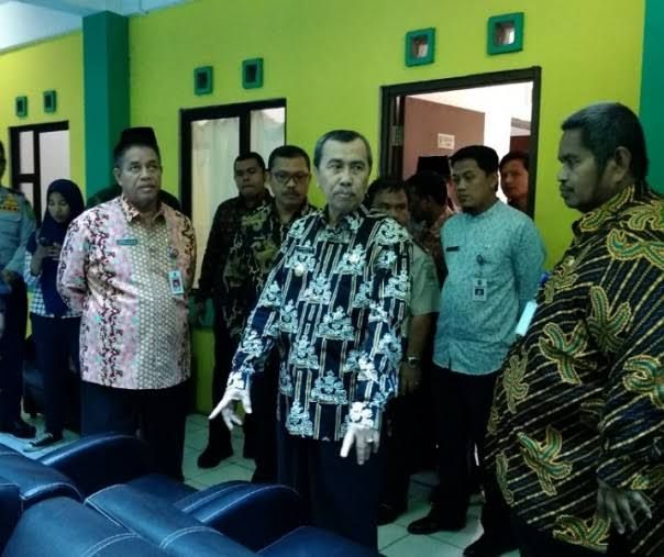 Gubri Syamsuar saat meninjau asrama EHA Riau.