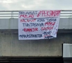 Sebuah spanduk berisi ucapan selamat Hari Ulang Tahun (HUT) untuk Kota Pekanbaru sekaligus sindiran (foto/rinai)
