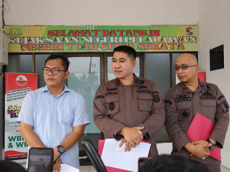 Kejari Pelalawan saat ekspos penetapan dua tersangka kasus dugaan korupsi bantuan sampan.(foto: andi/halloriau.com)
