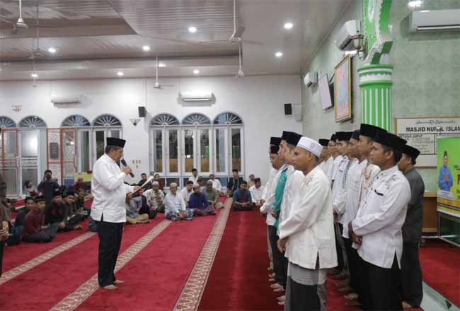 Bupati Siak Alfedri mengukuhkan Pejuang Subuh di Masjid Al Mukmin KPR 1 Perawang .