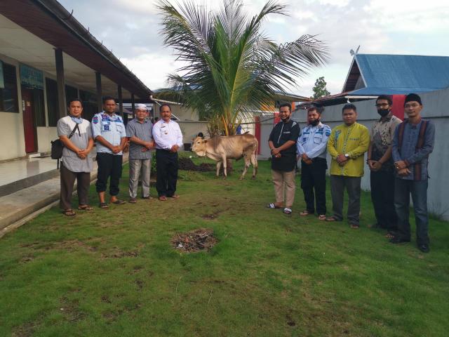 Kepala Bagian Kesra, Heri Saputra SH didampingi Ketua Remaja Masjid Agung, Tito Hartoto menyerahkan satu ekor sapi untuk Kurban kepada Kepala Lapas kelas II B Selatpanjang, Atmawijaya didampingi pengurus Musala Lapas H. Zubiarsyah SH.
