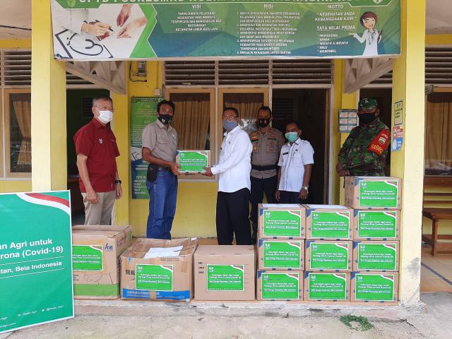 GM PT Inti Indosawit Subur, Dedy R Pardede saat menyerahkan bantuan APD kepada UPTD Puskesmas Kulim Jaya, Hari Bahari SKM.