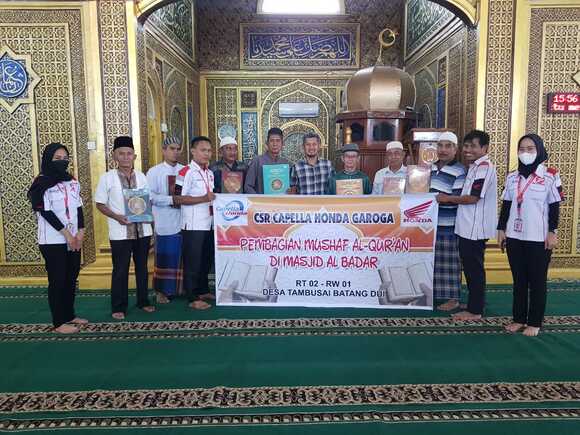  PT CDN menyerahkan Alquran ke Masjid Al Badar di Jalan Sudirman, Gang Selamat, Kota Duri.