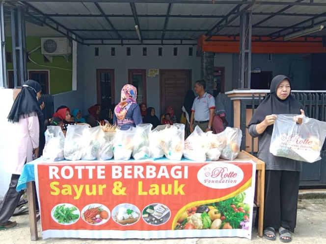 Rotte Foundation membagikan sayuran dan lauk pauk gratis untuk warga Pebatuan, Jumat (25/11/2022).