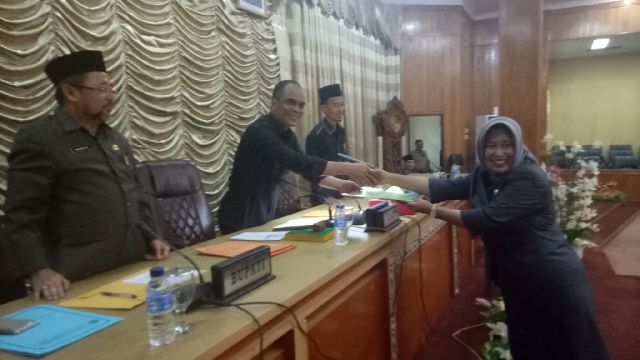 Juru bicara Pansus pengelolaan Barang Daerah Febriza Luwu menyampaikan laporan