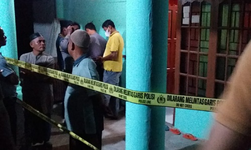 Kondisi rumah korban sudah dipasangi garis polisi oleh Polres Kuansing.(foto: ultra/halloriau.com)