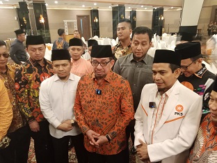Ketua Majelis Syura PKS Dr Salim Segaf Al Jufri (tengah) saat di Pekanbaru (foto/Rico)