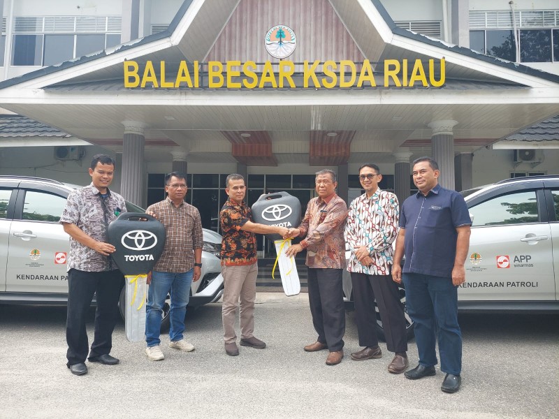 Direktur PT Arara Abadi, Edie Haris menyerahkan secara simbolis ke Kepala BBKSDA Riau, Genman Suhefti Hasibuan (foto/ist)