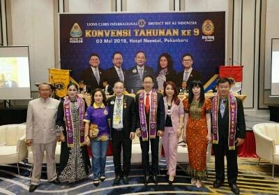 Gubernur Lions Clubs Distrik 307 A2 Syafii Salim (empat kanan) foto bersama calon lain, Jumat (3/5).