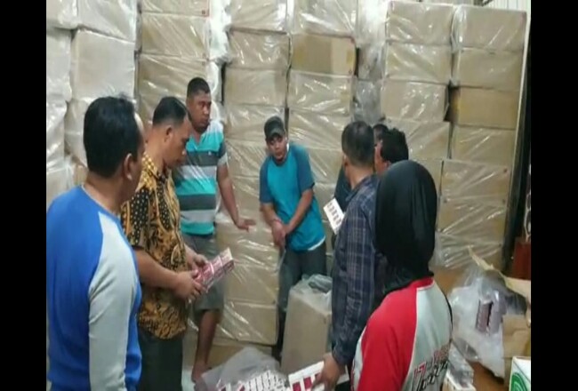 Gudang penyimpanan ribuan rokok ilegal yang berhasil ditemukan aparat Polda Riau.