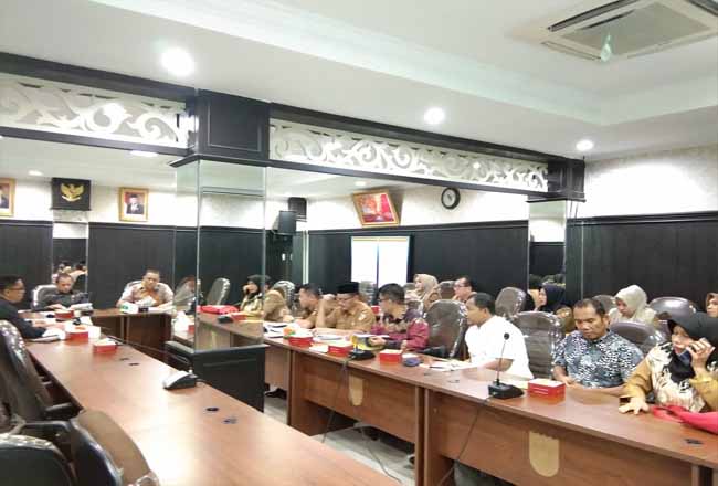 Bapemperda DPRD Kota Pekanbaru menggelar rapat dan mengundang Dinas Kesehatan Pekanbaru dan Rumah Sakit Madani Pekanbaru pada Selasa (18/2/2020) siang di ruangan Banmus. 