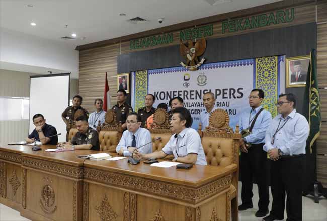 Tersangka kasus dugaan pajak diserahkan Kanwil DJP Riau ke Kejari Pekanbaru.