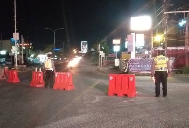 Polisi berjaga-jaga semasa pemberlakuan PSBB di Pekanbaru.