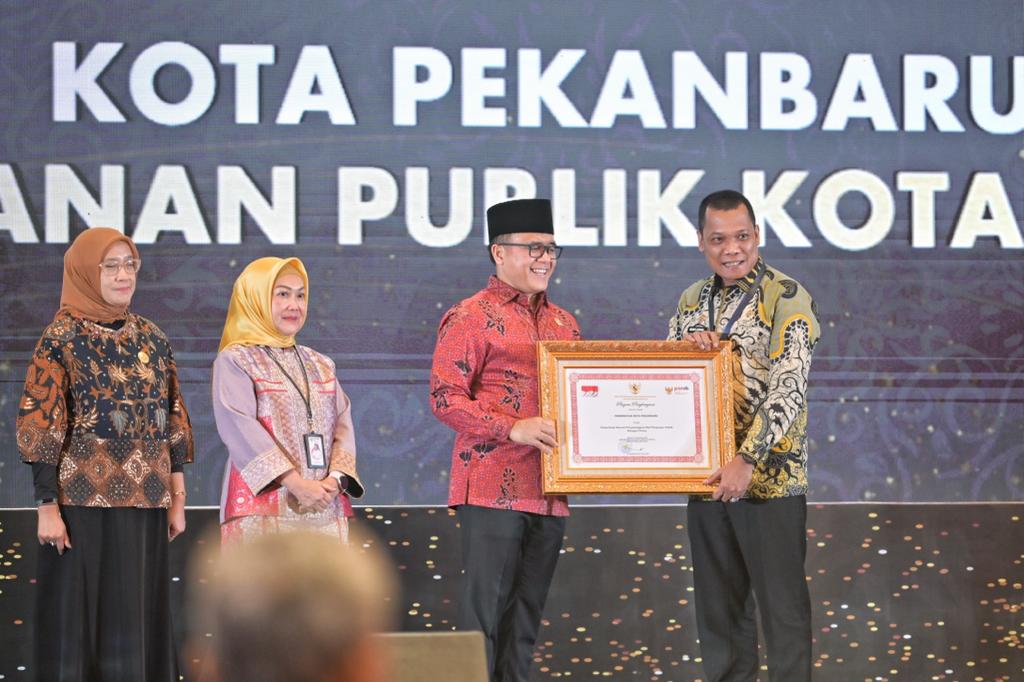 Pj Walikota Pekanbaru Muflihun menerima langsung piagam penghargaan ini dari Menpan RB, Abdullah Azwar Anas (foto/int)