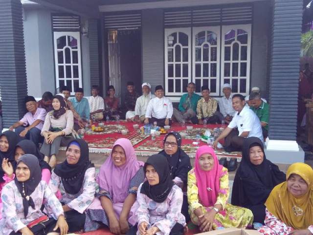 Caleg DPRD Provinsi Riau Musliadi duduk bersama masyarakat saat kampanye terbuka di Pulau Panjang Cerenti