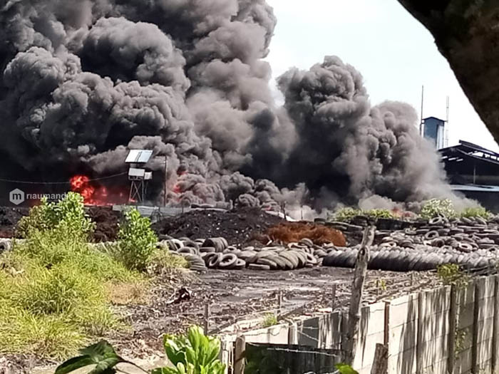 Asap hitam pekat akibat kebakaran di pabrik ban bekas yang terbakar, Selasa (18/8/2020) pagi. FOTO: Riaumandiri.id