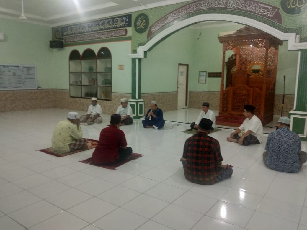 Rapat internal pengurus dan jamaah Masjid Awaluddin usai Salat Subuh