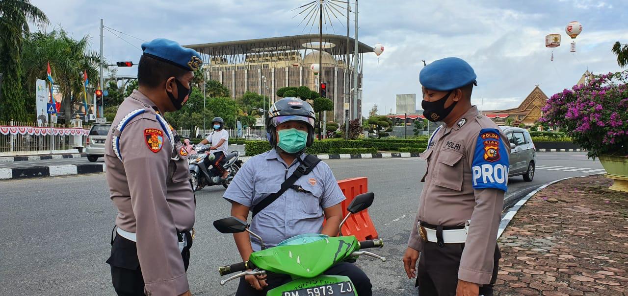 Propam Polda dan jajaran melaksanakan Kegiatan Penegak Disiplin Protokol Kesehatan di Mako Polda Riau dan Polres Jajaran pada Selasa pagi (18/8/2020).