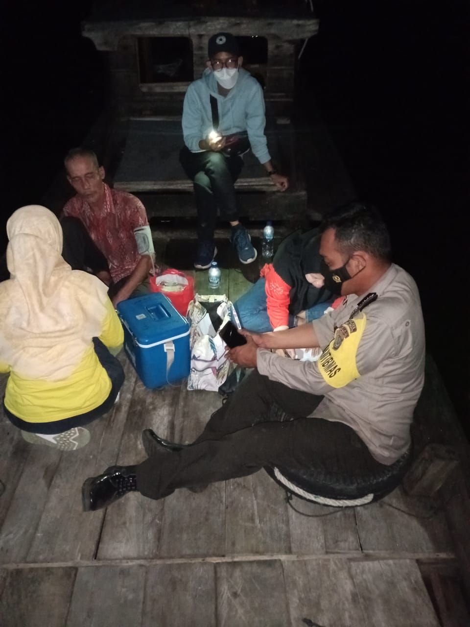 Pelayanan vaksinasi bagi suku KAT dilakukan diatas kapal Pompong hingga malam hari