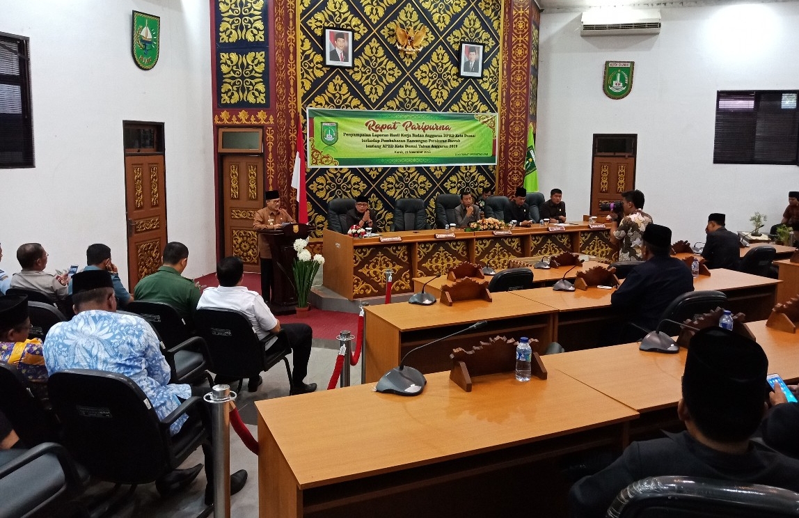 Walikota Dumai H Zulkifli AS menyampaikan sambutan pada rapat paripurna dengan agenda penyampaian hasil kerja Banggar terhadap pembahasan Ranperda Kota Dumai tentang APBD 2019 di gedung DPRD Dumai baru-baru ini.