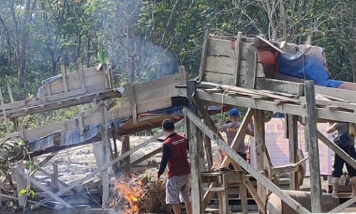 Personel Polsek Benai memusnahkan rakit PETI dengan cara dibakar.(foto: ultra/halloriau.com)