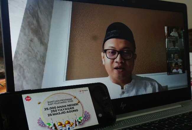 Direktur Utama Telkomsel Setyanto Hantoro menyerahkan secara simbolis bantuan sosial kepada Masjid dan Yayasan di seluruh Indonesia.