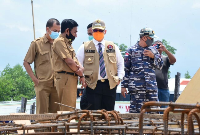 Pj Bupati Syahrial Abdi langsung meninjau pembangunan Pos TNI AL di Pantai Selat Baru, Kecamatan Bantan.