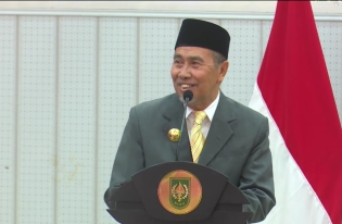 Gubernur Riau, Syamsuar menegaskan Kamsol kembali jadi Kepala Dinas Pendidikan (foto/rinai)