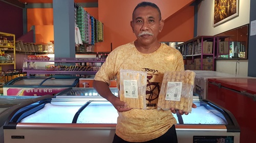 Slamet, owner cireng Mbah Bejo yang populer di Pekanbaru kini sudah merambah ke Provinsi Sumbar dan Sumut (foto/riki) 