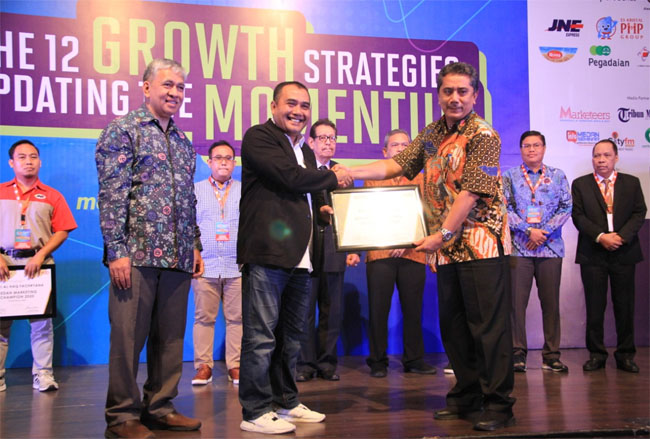   Erwin Tanjung menerima award “Industry Marketing Champion 2020” untuk kategori Industri Telekomunikasi