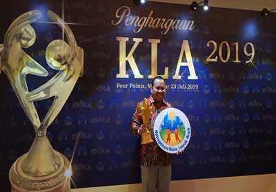 Bupati Meranti Irwan saat menerima penghargaan KLA.