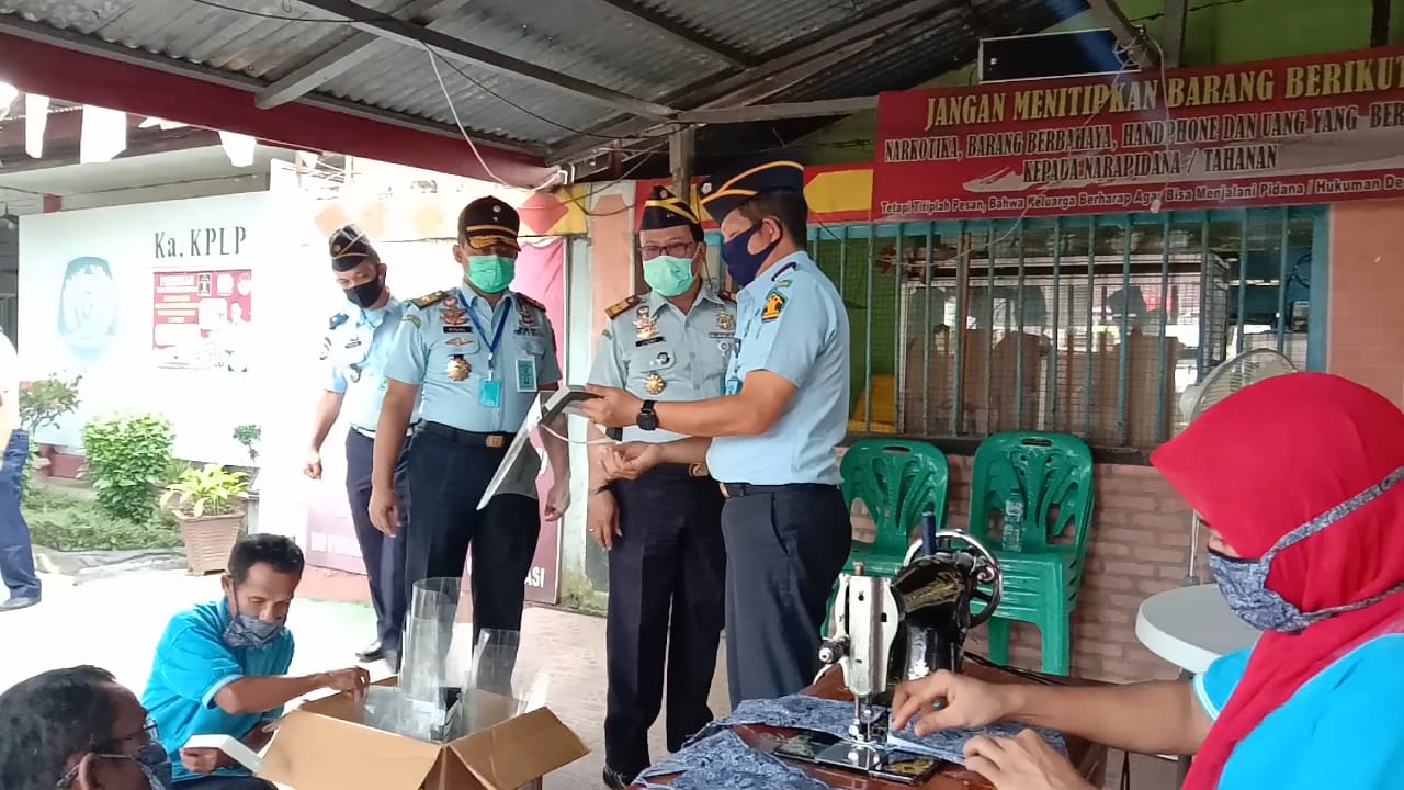 Kakanwil Menkum HAM Riau bersama Kadivpas dan Kalapas Klas II B Pasir Pangaraian, lihat warga binaan membuat masker saat kunjungan kerjanya ke Lapas Klas II B Pasir Pangaraian.