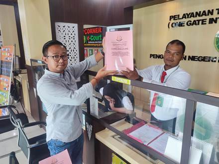 JPU Kejari Kuansing serahkan berkas perkara 2 tersangka korupsi Hotel Kuansing ke PN Pekanbaru.(foto: ultra/halloriau.com)