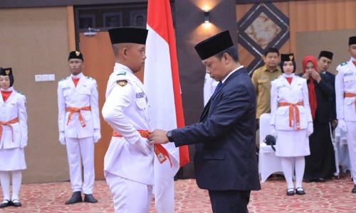 Pj Walikota Pekanbaru, Muflihun saat mengukuhkan Paskibra Pekanbaru 2023.(foto: pgi)