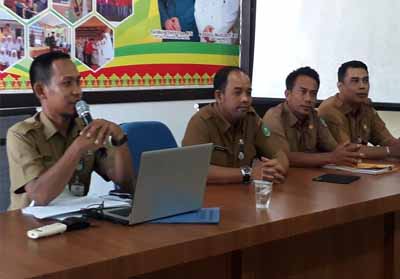  Kabid PPE Bappeda Bengkalis Firdaus saat memantau kesiapan musrenbang di Kantor Camat Bandar Laksamana.