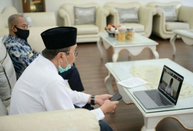 Gubernur Riau Syamsuar saat Vidcon dengan PGRI Riau.